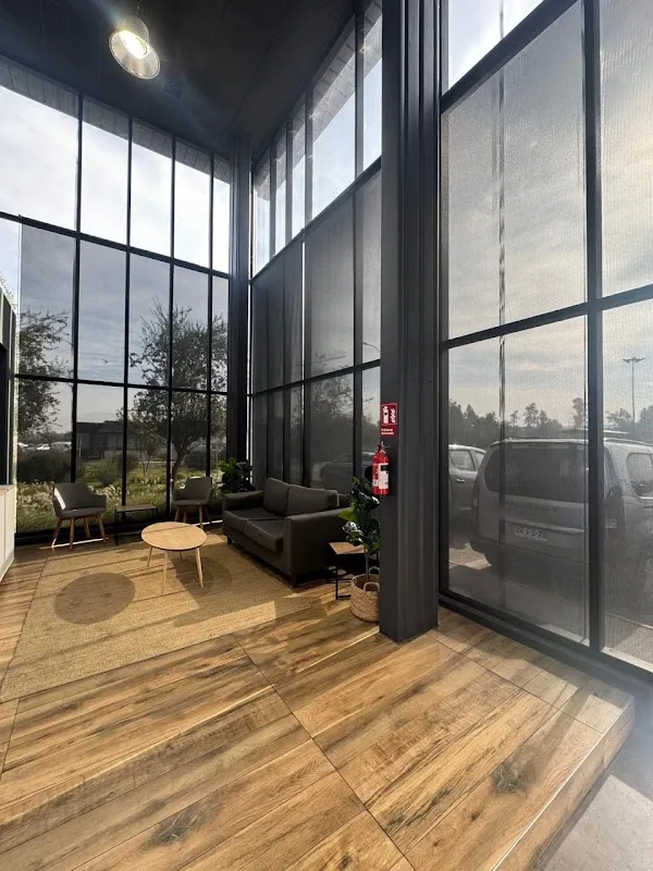 Ventanales de doble altura con rollers screen oscuros que conservan la vista al exterior